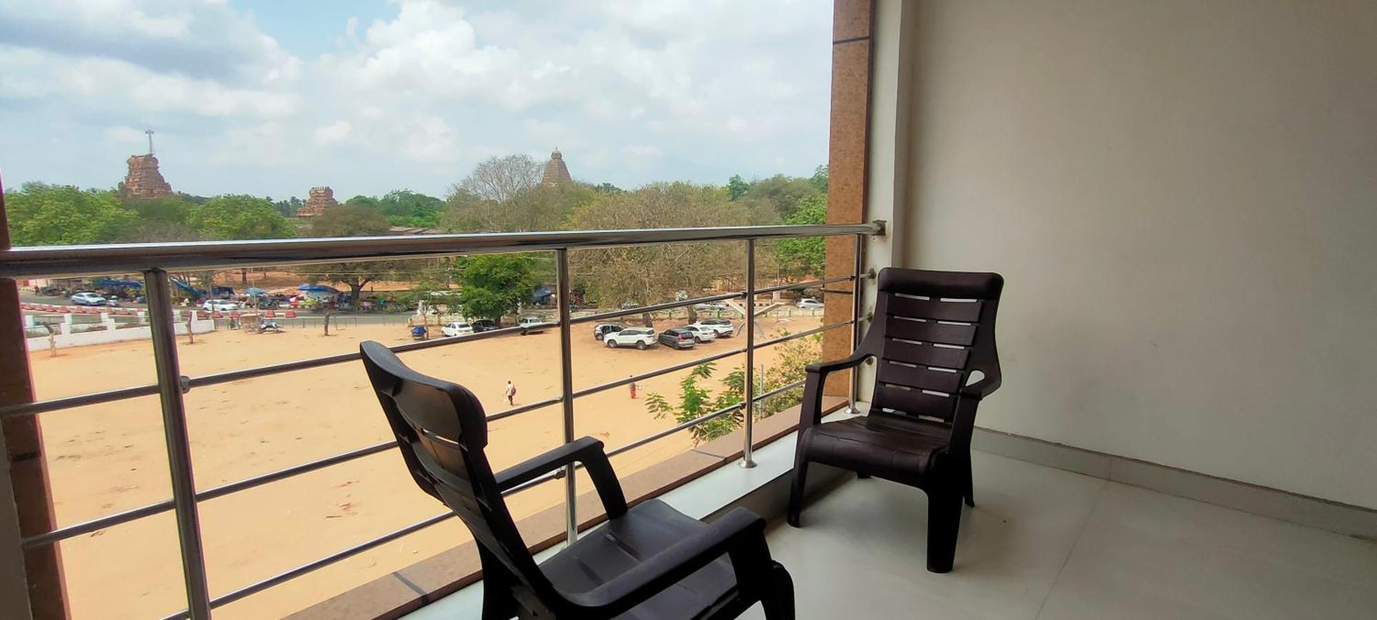 Srirathna Temple View Inn Thanjavur Exterior foto