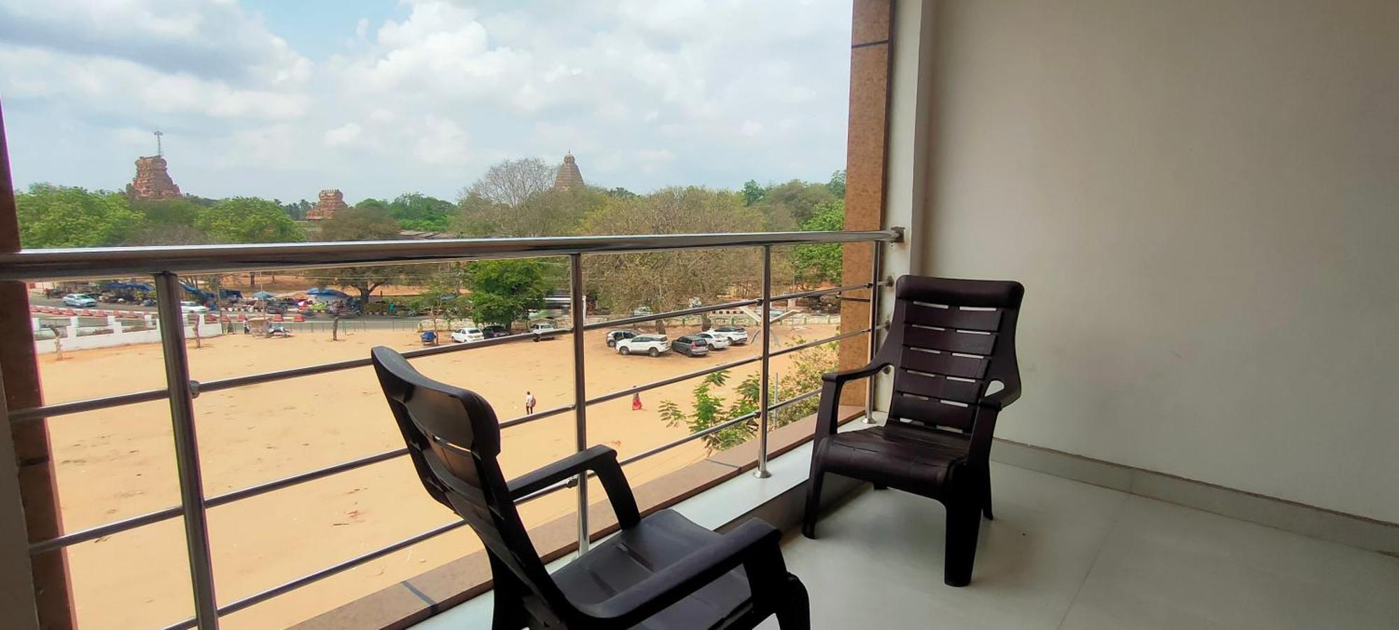 Srirathna Temple View Inn Thanjavur Exterior foto