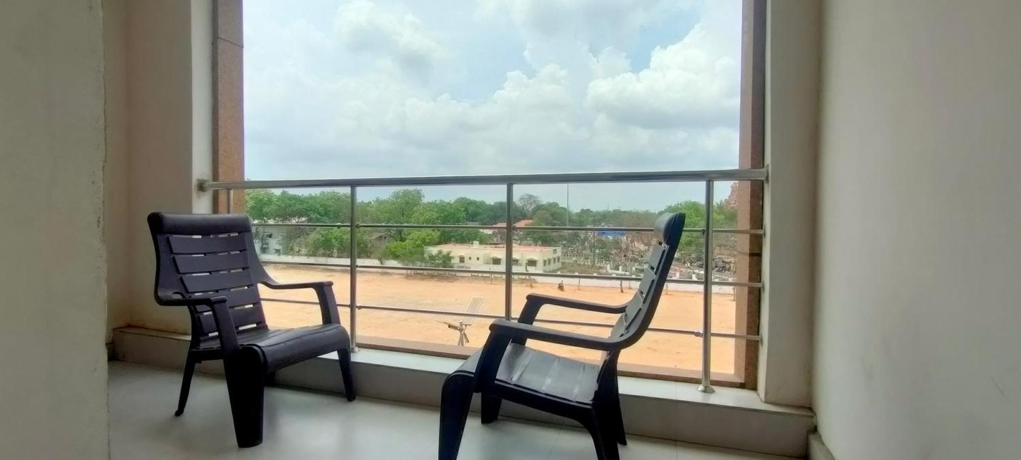 Srirathna Temple View Inn Thanjavur Exterior foto